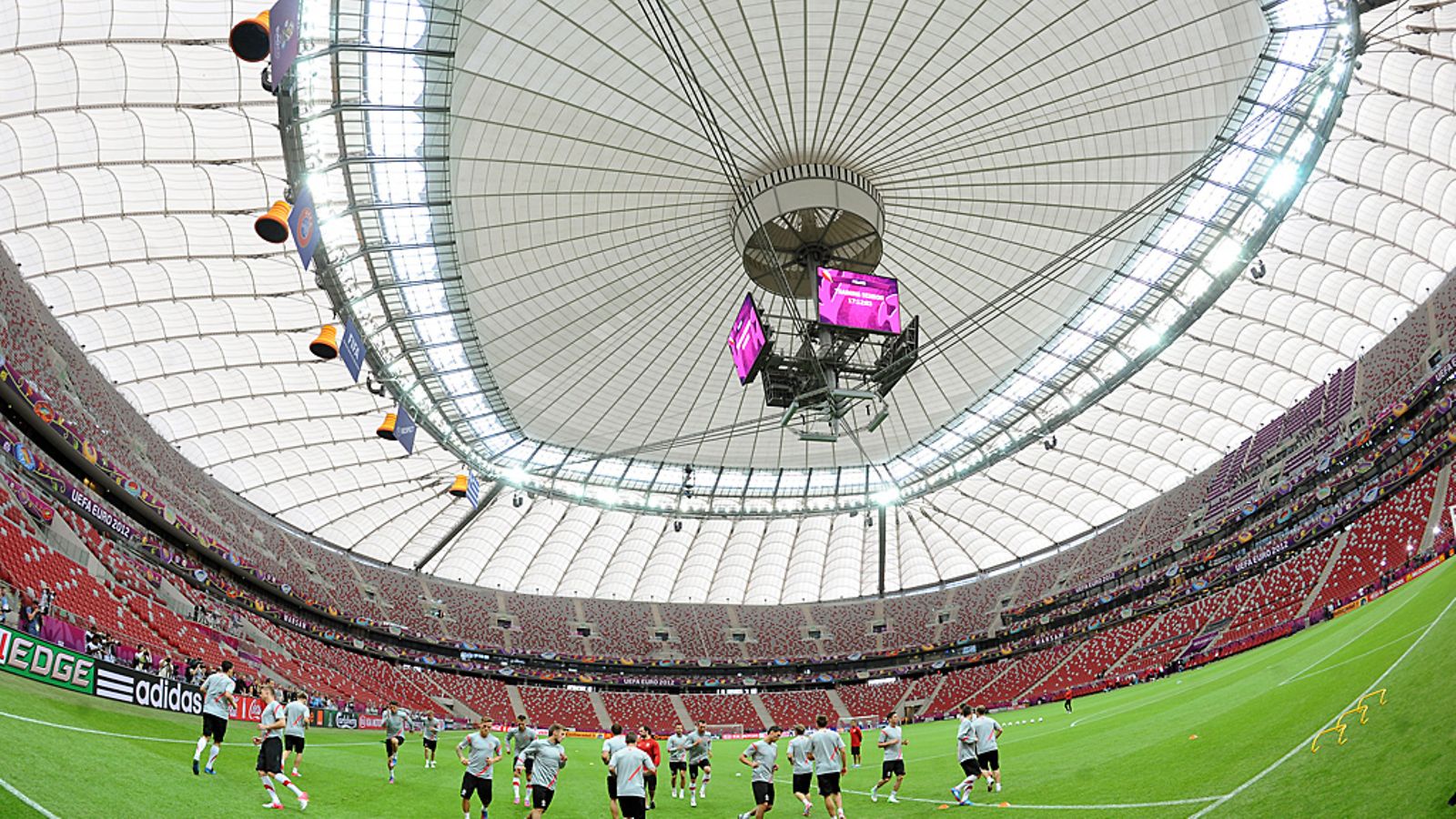 Puolan joukkue Varsovan kansallisstadionilla.