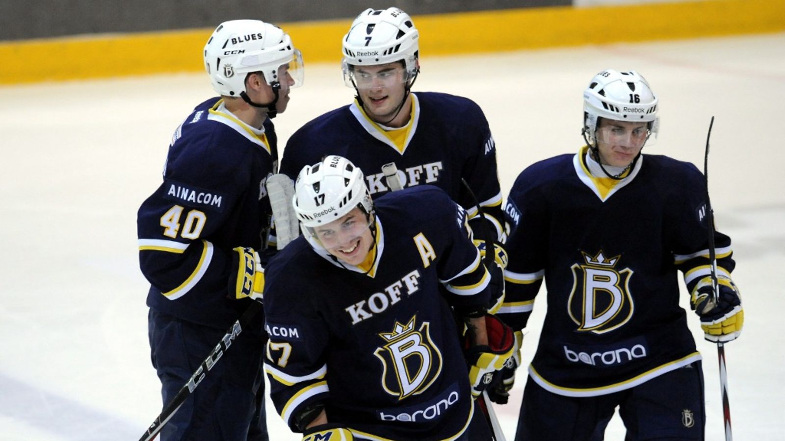 Bluesin pelaajat Tommi Sallinen (40), Harri Ilvonen (7) ja Juuso Ikonen (16) juhlivat Kristian Kuuselan (etualalla) tekemää 2-0 -maalia jääkiekon SM-liigan ottelussa Blues vs Kärpät Espoossa 27. syyskuuta 2012.