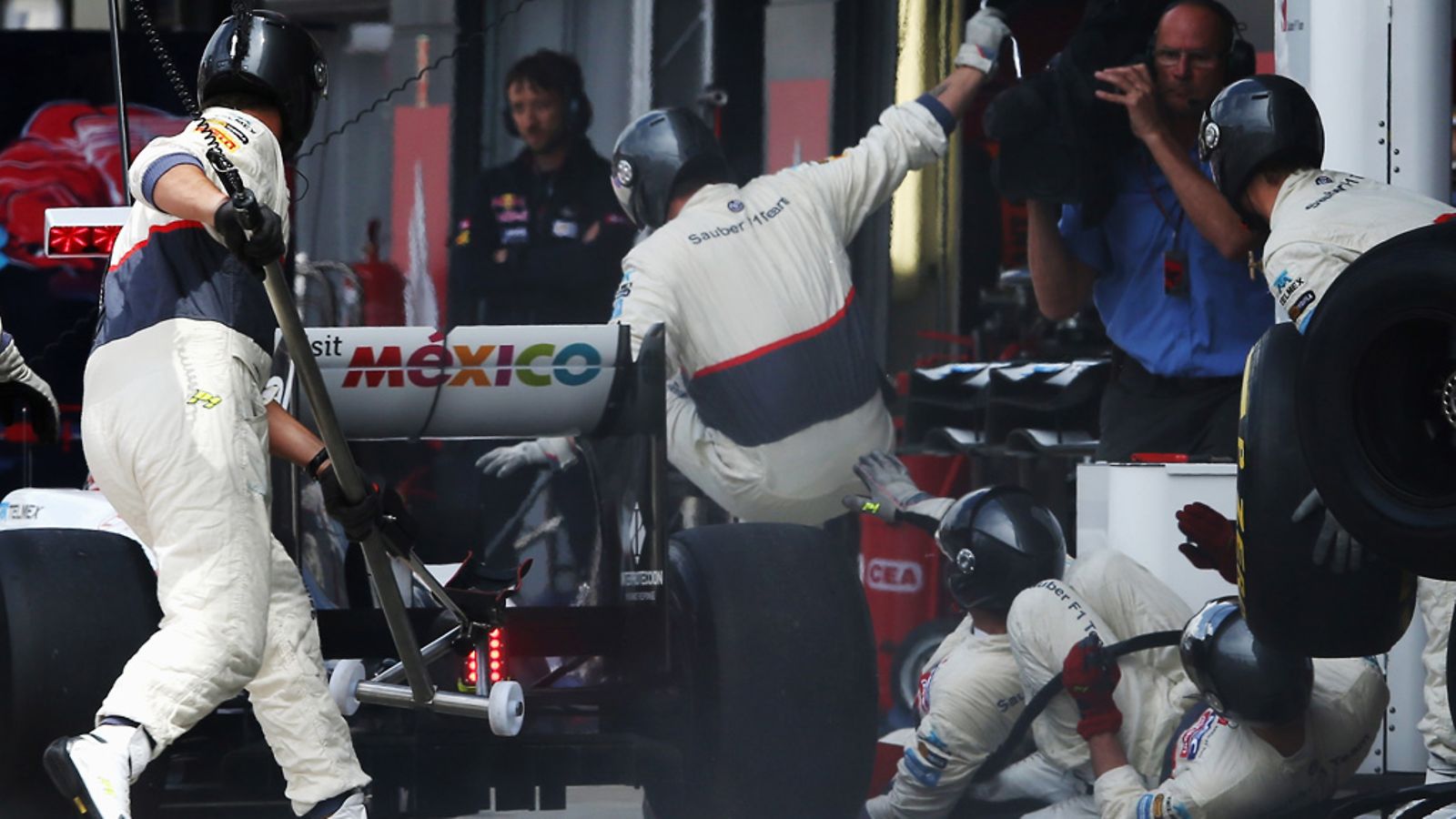 Kamui Kobayashi ajoi varikkomiesten päälle