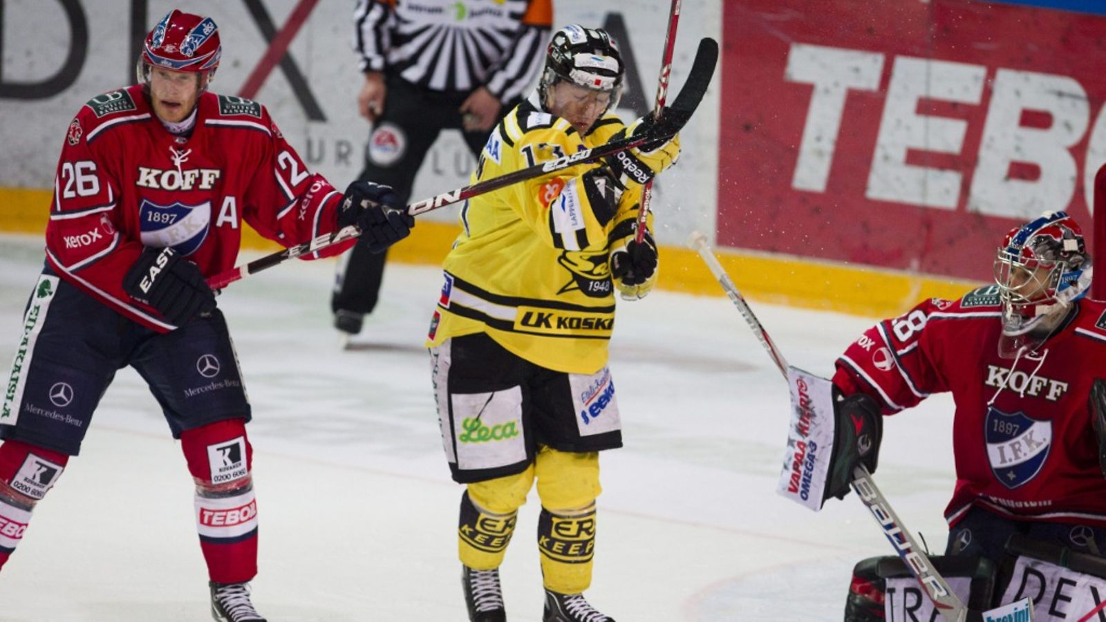 HIFK:n Toni Söderholm (vas.) ja maalivahti Dennis Endras sekä SaiPan Jesse Mankinen vauhdissa jääkiekon SM-liigan ottelussa HIFK vs SaiPa Helsingissä 9. maaliskuuta 2012.