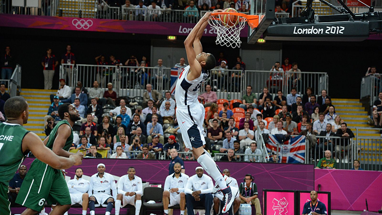 Yhdysvaltain Anthony Davis donkkaa Nigeria-pelissä.