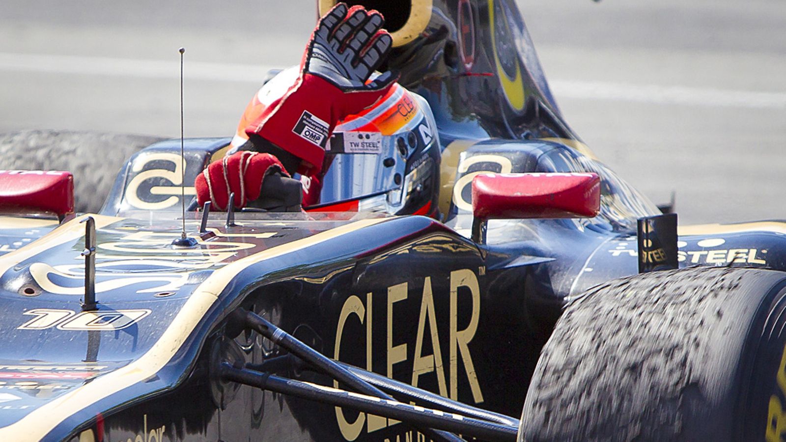 Romain Grosjean iloitsi kisan jälkeen