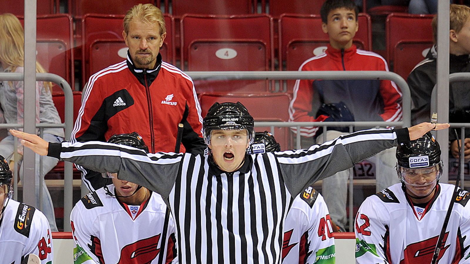 Petri Matikainen Avangard Omskin penkin takana. KHL Photo Agency/Itar Tass ALL OVER PRESS 2012