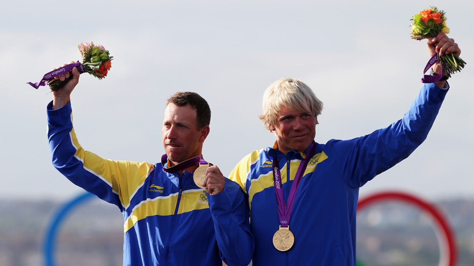 Fredrik Lööf ja Max Salminen olympiakullan kaulassa