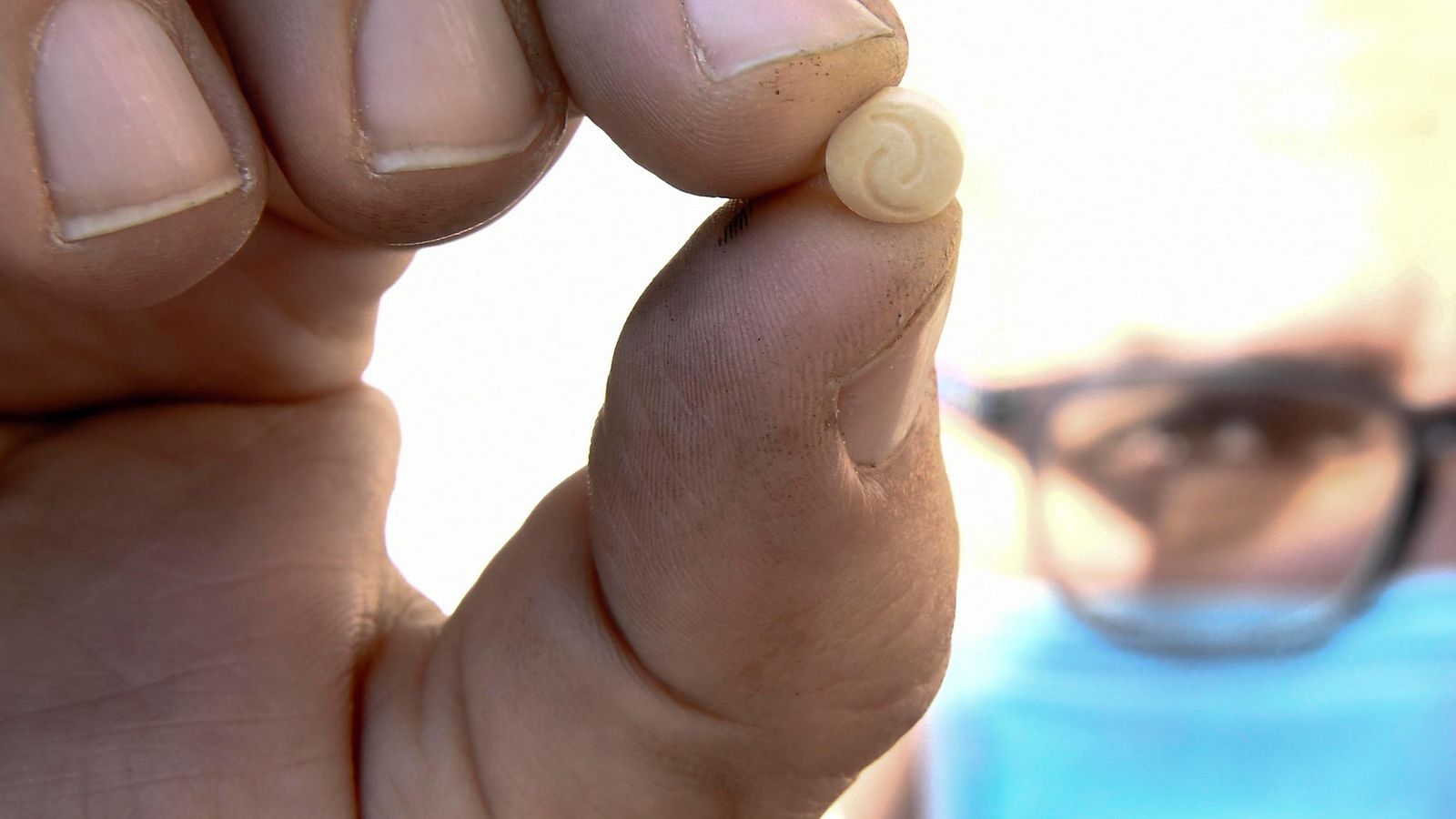 Italialaisviranomainen esittelee takavarikoitua captagonpilleriä.