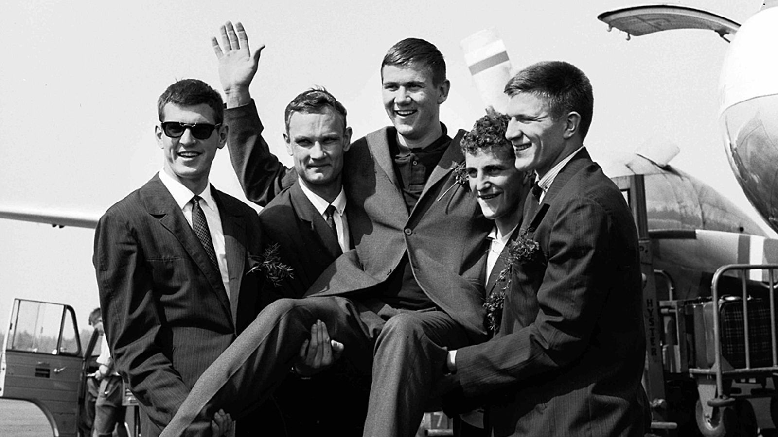 Koripallomaajukkueen aloitusviisikko vuonna 1964: Kari Liimo kultatuolissa, pitelemässä Pertti Laanti, Timo Lampen, Jorma Pilkevaara sekä Martti Liimo.