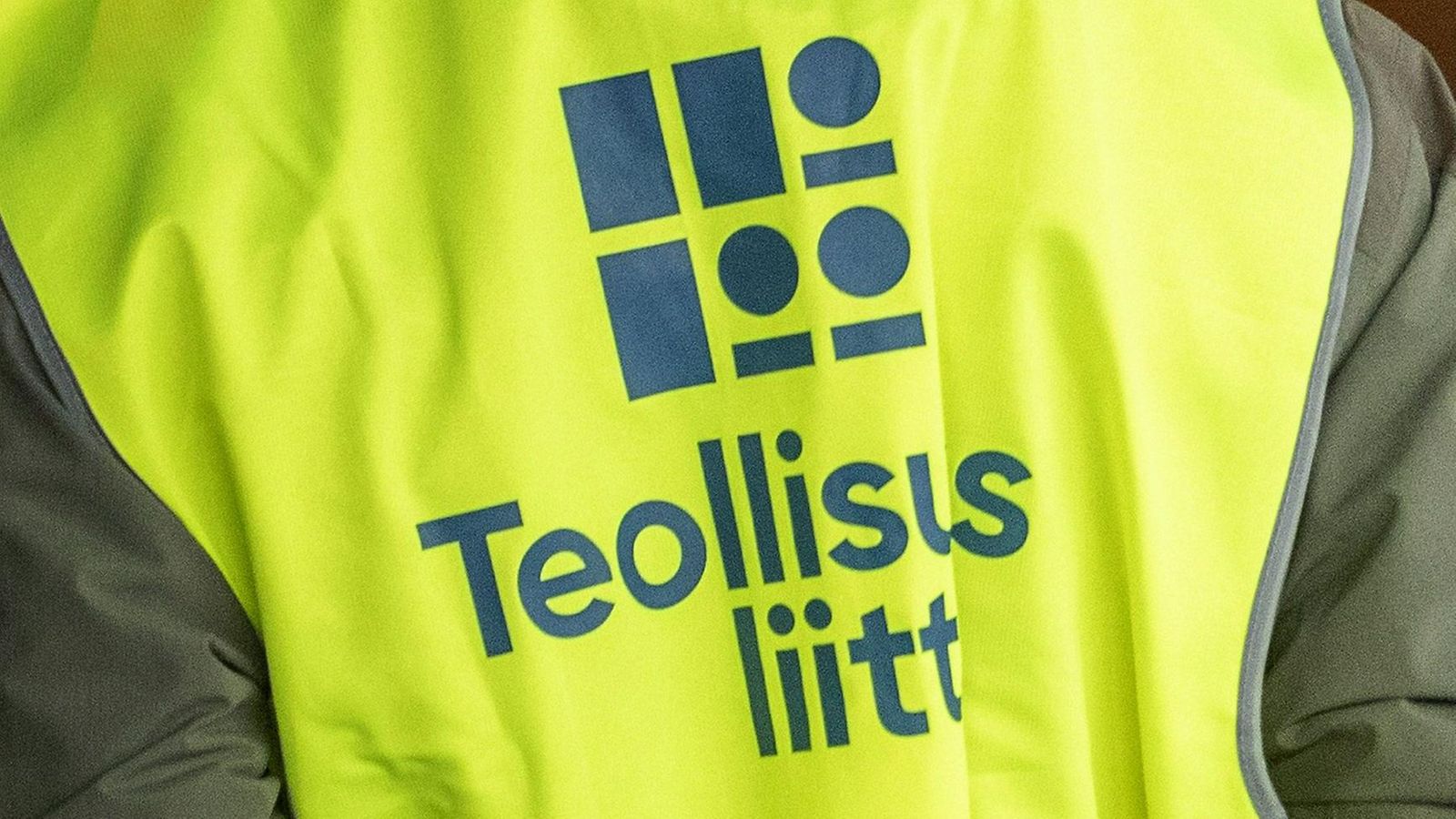 Teollisuusliiton logo liivissä.