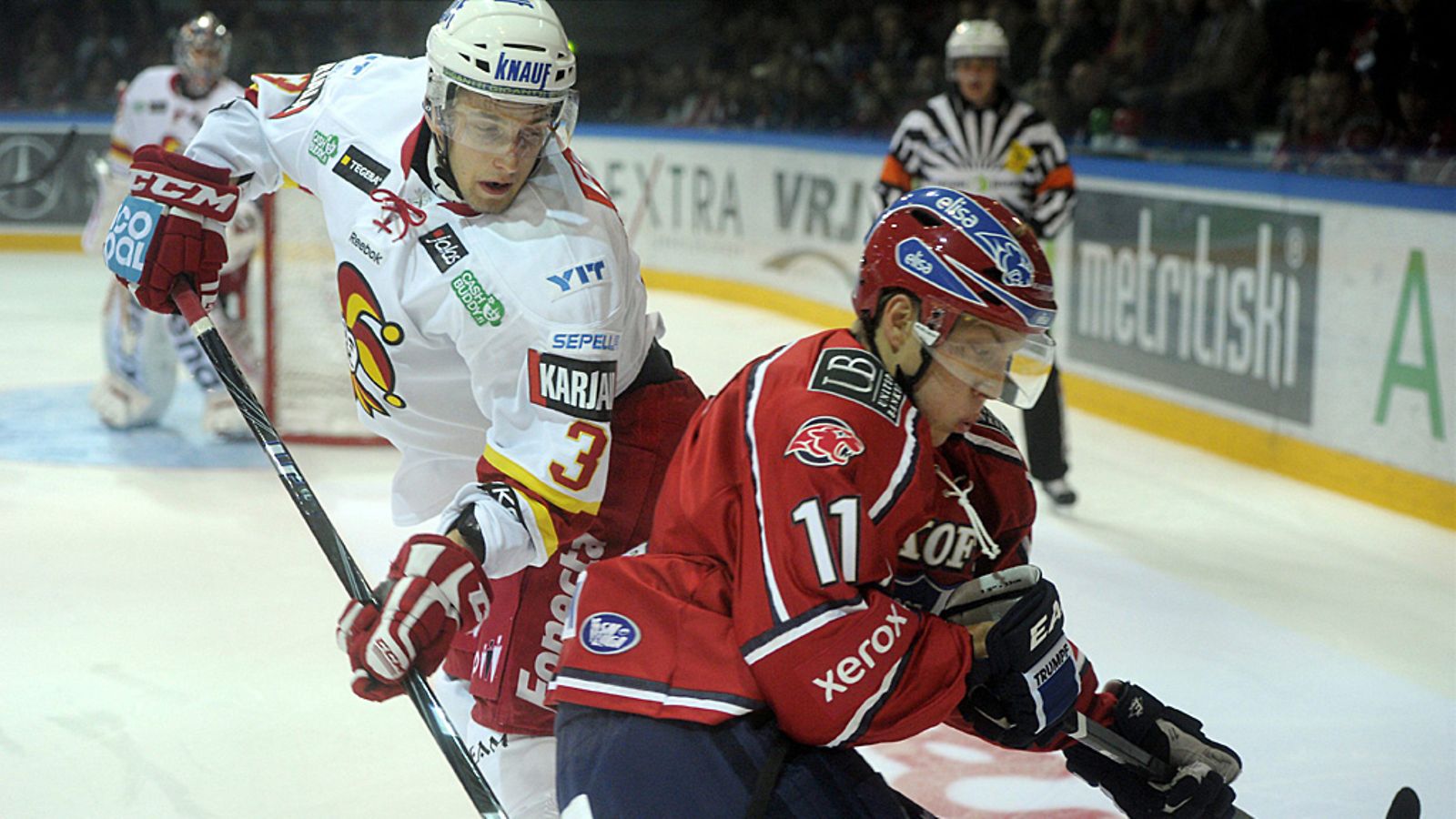 HIFK:n Markus Granlund (oik.) sai taklauksen Jokerien Petteri Lindbohmilta.