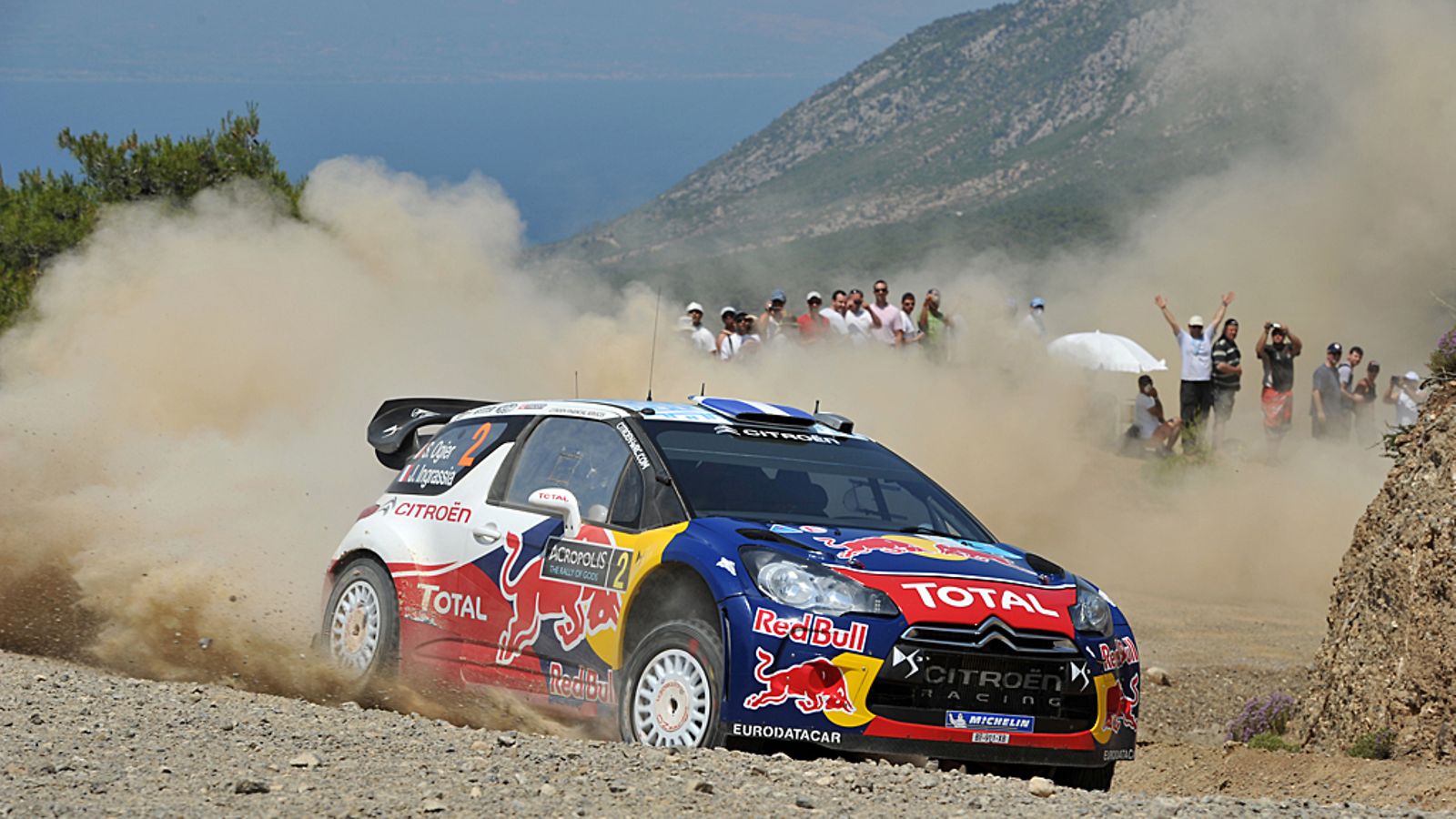 Kreikan MM-rallin 2011 voittaja Sebastien Ogier vauhdissa.