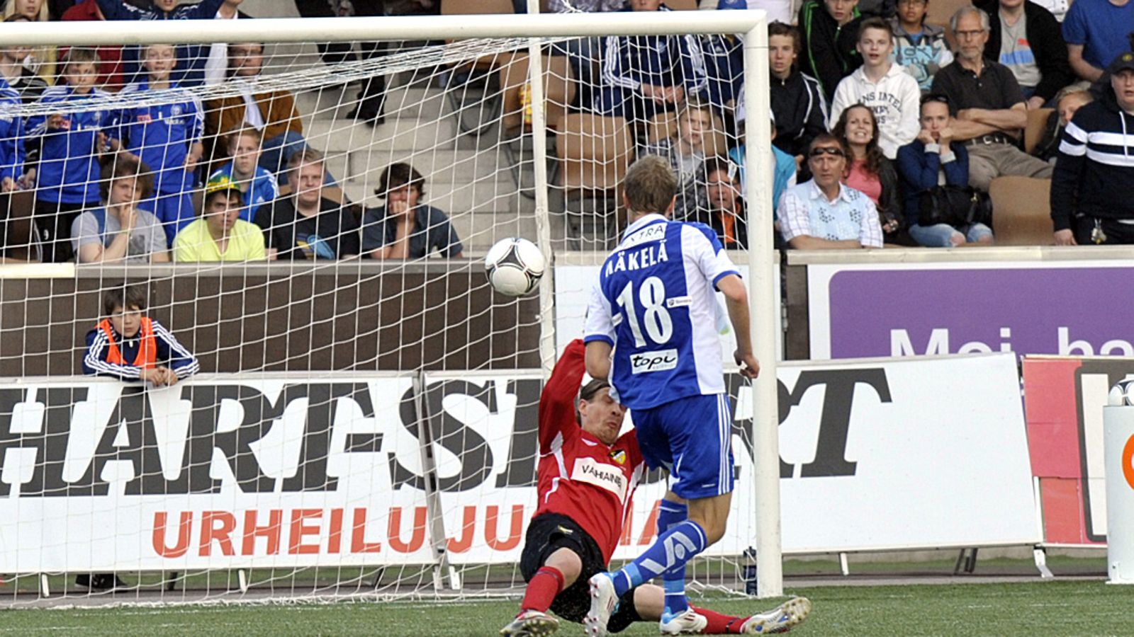 HJK:n Juho Mäkelä tekee joukkueensa kolmannen maalin Hongan maalivahdin Tuomas Peltosen selän taakse.