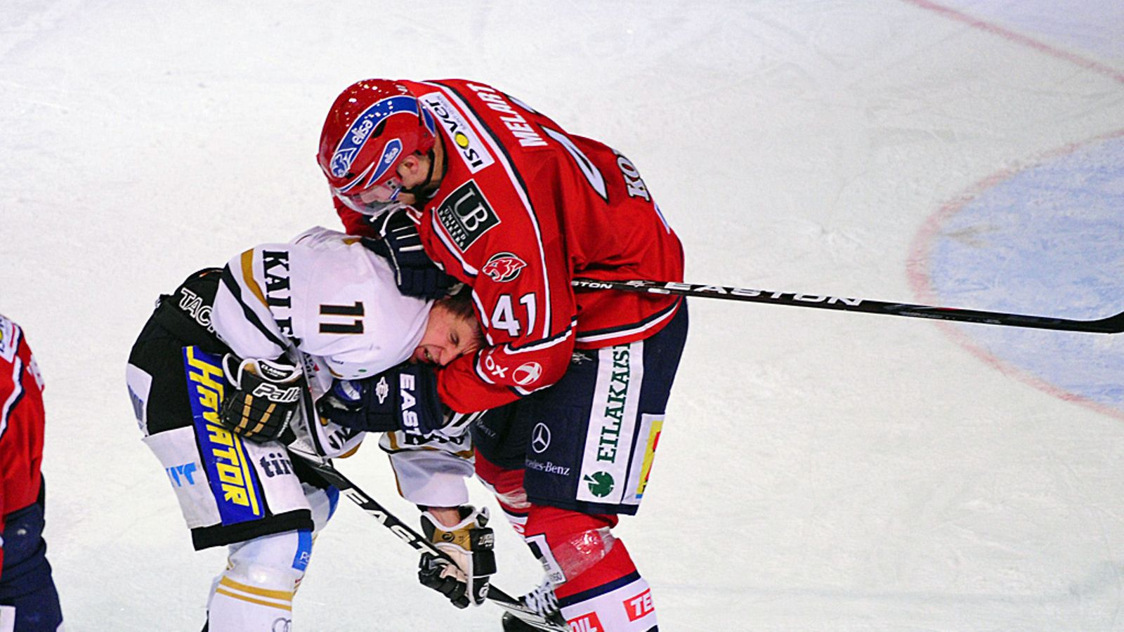 HIFK:n Ilari Melart on usein tappeluotsikoissa. Vastustajana Kärppien Kimmo Koskenkorva.