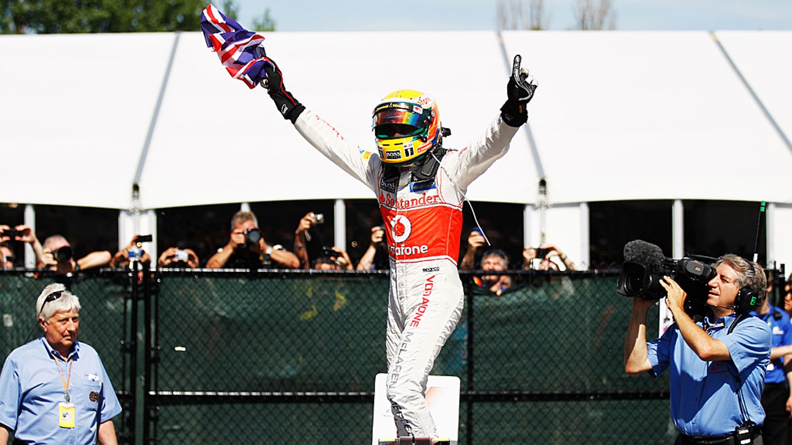 Lewis Hamilton tuulettaa Kanadan GP:n voittoa