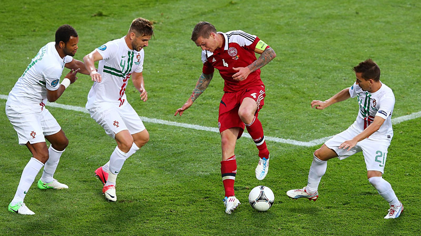 Daniel Agger tanssittaa Hollantia.