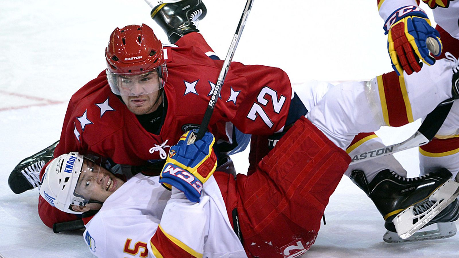 HIFK:n Siim Liivik ja Jokerien Jarkko Ruutu painivat jo perjantaina.