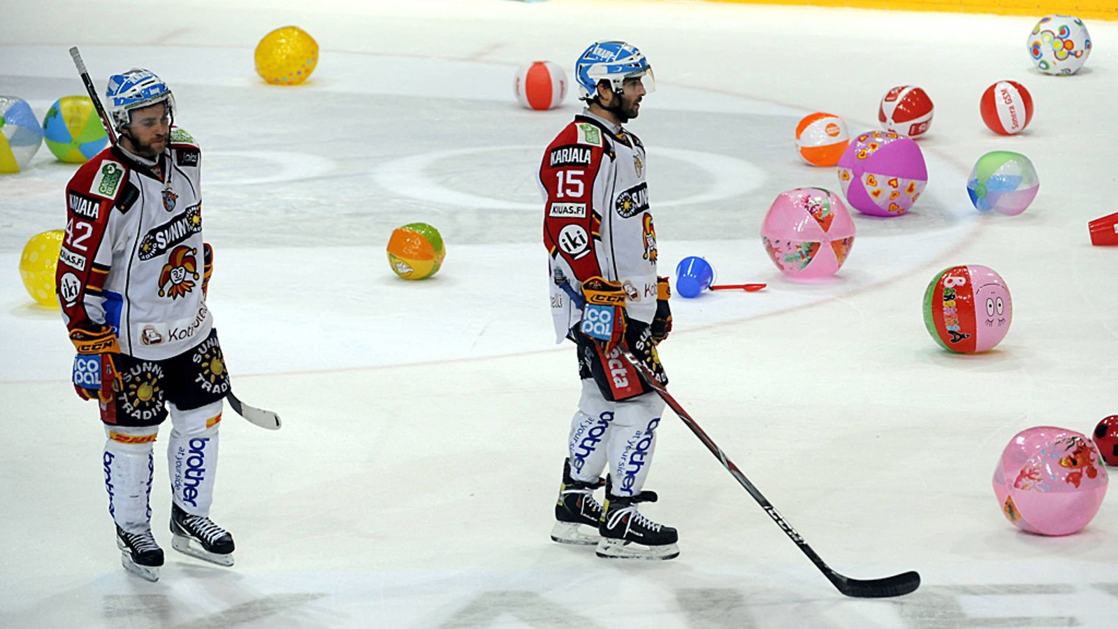 Rantapallot saattelivat Jokerien pelaajat Ben Eavesin (vas.) ja Justin Forrestin kesälomalle 2011 HIFK-puolivälieräsarjan päätteeksi keväällä 2011.