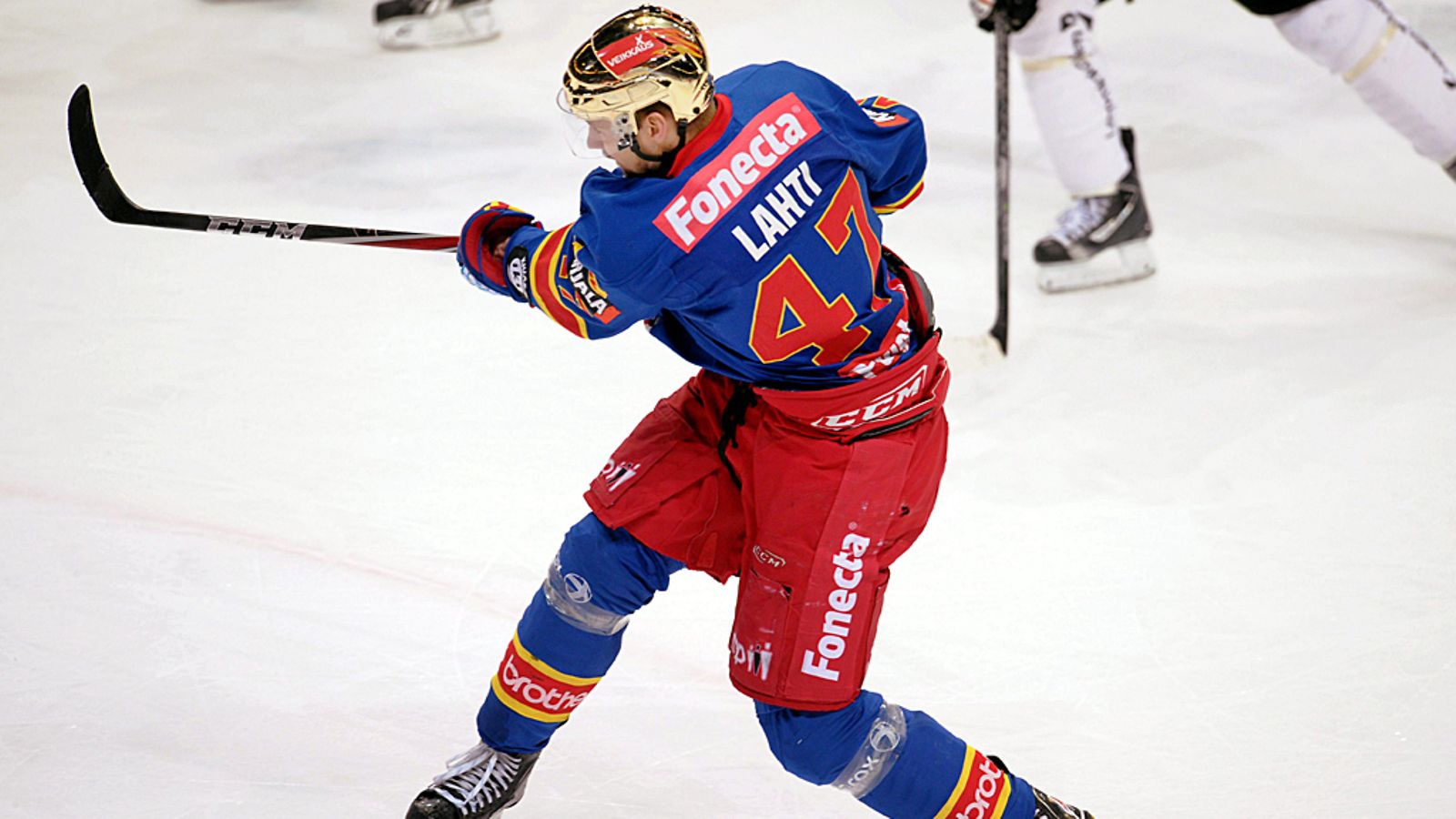 Janne Lahti lataa verkot tötterölle.