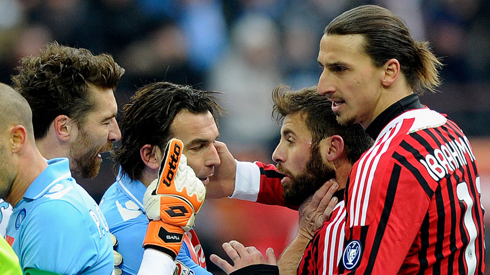 Zlatan Ibrahimovicin sikailu kuumensi tunteita kentällä.