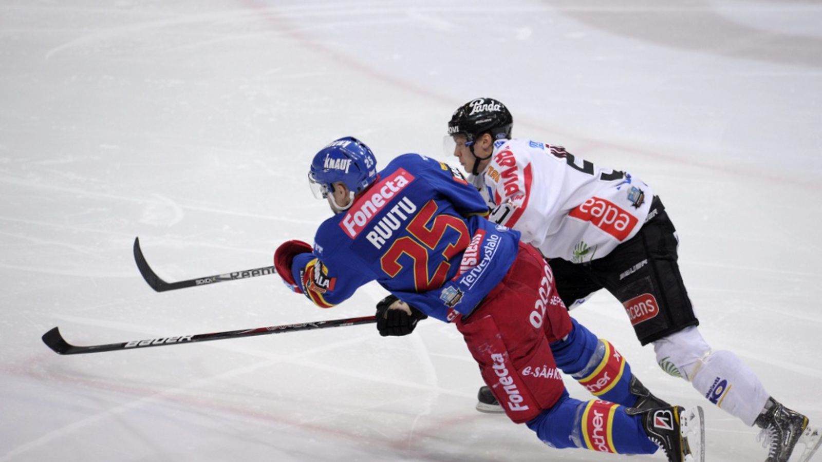 Jokereiden Jarkko Ruutu (vas.) ja JYPin Kristian Näkyvä kamppailevat jääkiekon SM-liigan neljännessä välieräottelussa Jokerit - JYP Helsingissä 9. huhtikuuta 2012.