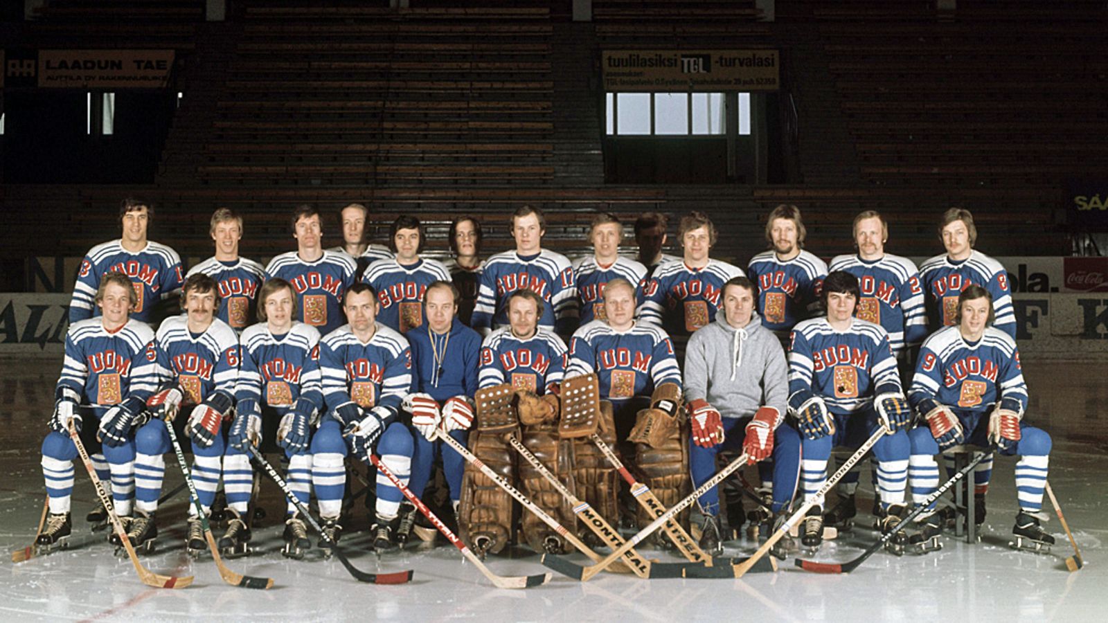 Suomen jääkiekkomaajoukkue Helsingin 1974 MM-kisoihin: Eturivissä vasemmalta Heikki Riihiranta, Timo Saari, Jouko Öystilä, Seppo Lindström, valmentaja/coach Raimo Määttänen, Stig Wetzell, Antti Leppänen, valmentaja/coach Kalevi Numminen, Pekka Marjamäki, Seppo Suoraniemi. Takarivissä vasemmalla Veli-Pekka Ketola, Harri Linnonmaa, Henry Leppä, Lasse Oksanen, Jukka Alkula, Esa Peltonen, Matti Murto, Jorma Peltonen, Juhani Tamminen, Seppo Ahokainen, Timo Sutinen, Seppo Repo ja Pekka Rautakallio.