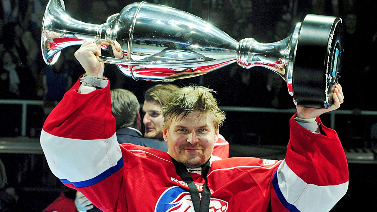 Ari Sulander juhli myös Champions Hockey Leaguen voittoa vuonna 2009.