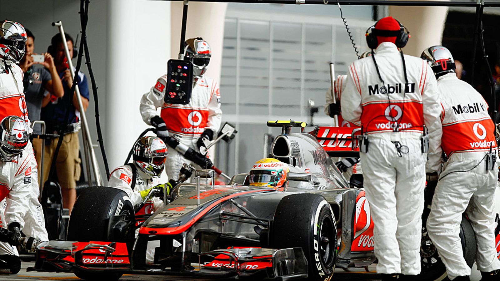 Lewis Hamiltonin varikkopysäyhdyksissä oli ongelmia Bahrainissa.
