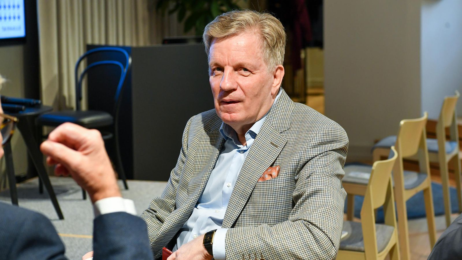 Esko Ahon Vuosisadan asekauppa -kirjan julkistustilaisuus 2021. Kuvassa Esko Aho.