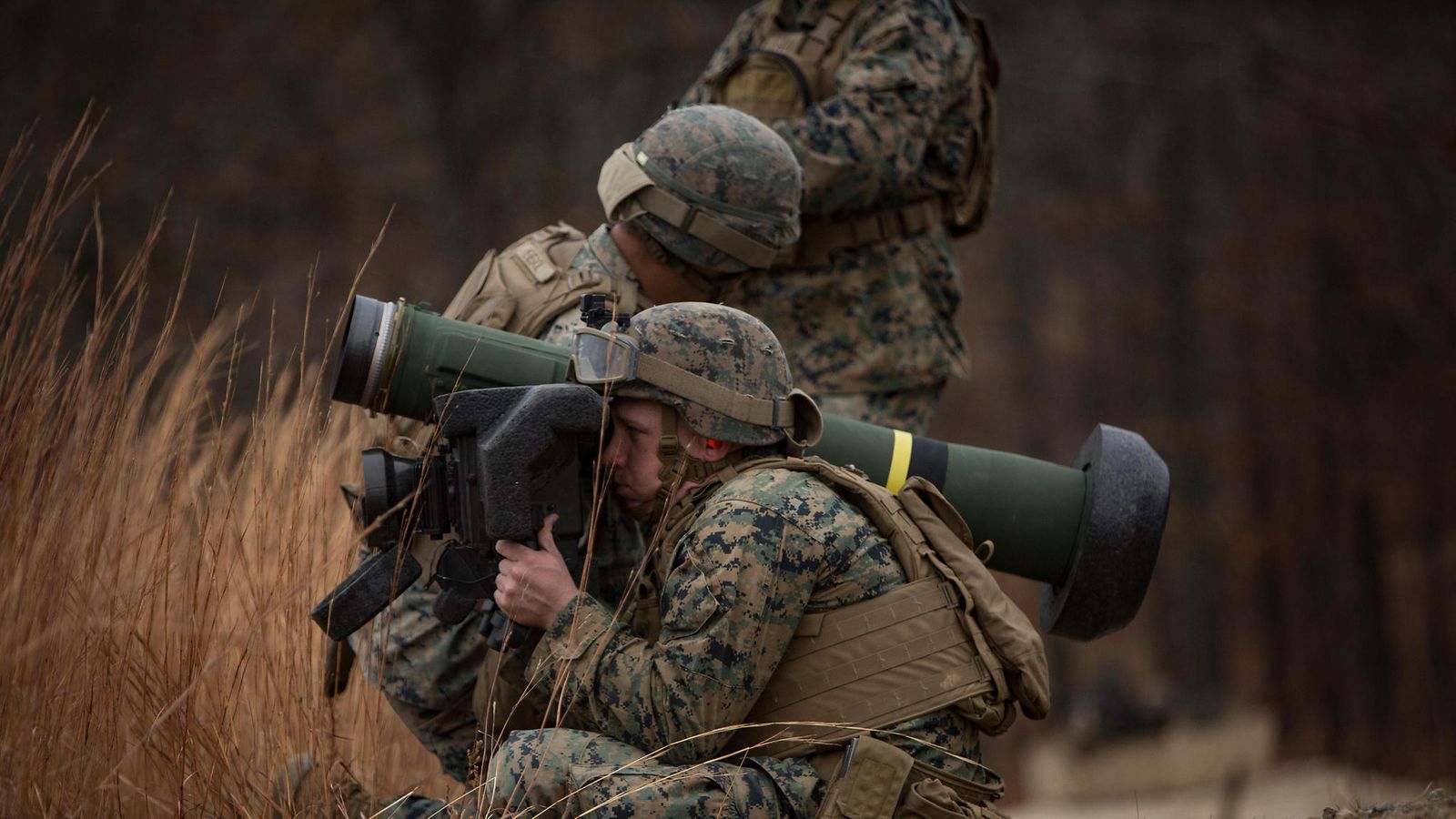 Yhdysvaltalaissotilas Javelin-ohjuksen kanssa.