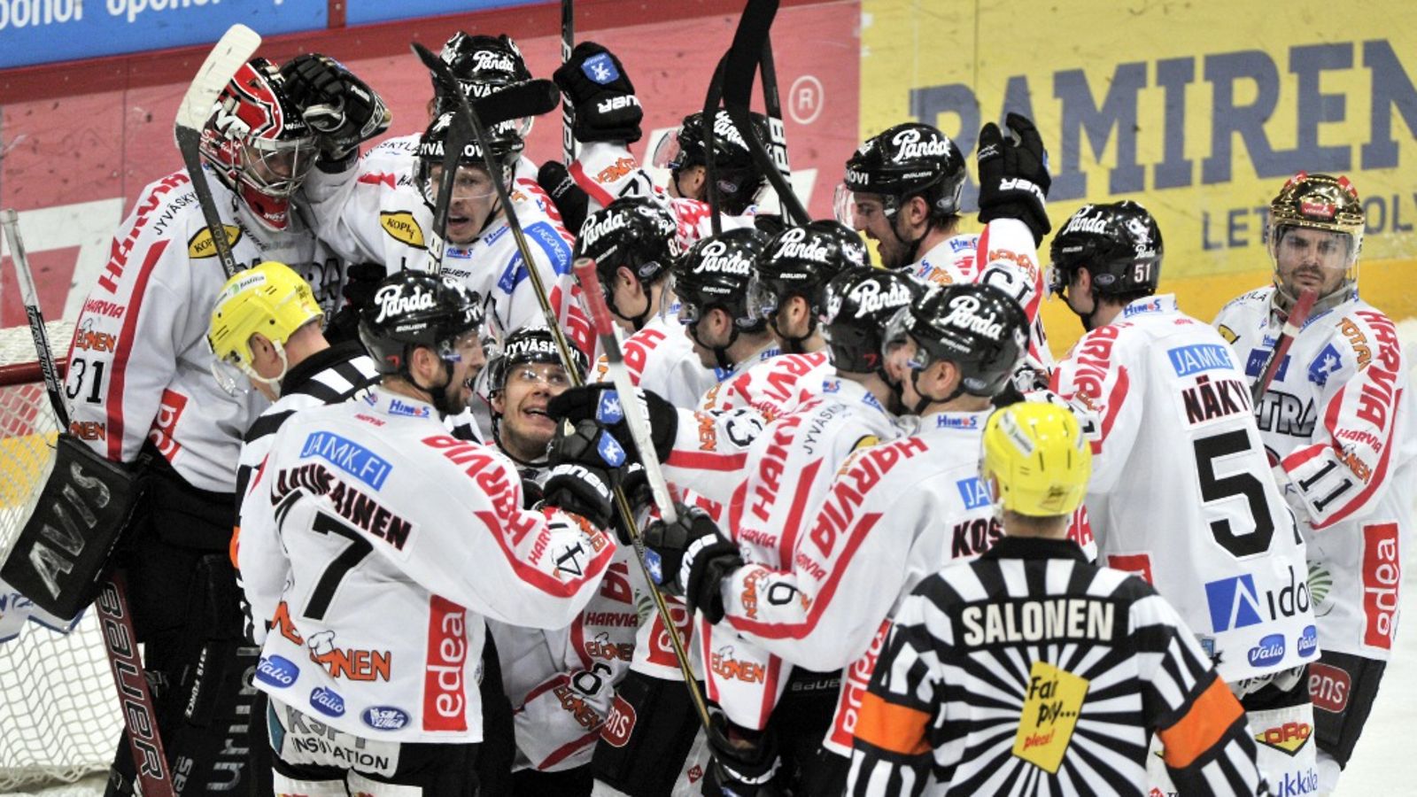 JYP juhlii 2-3 vierasvoittoaan SM-liigan toisessa välieräottelussa Jokerit-JYP Helsingissä kiirastorstaina 5. huhtikuuta 2012.