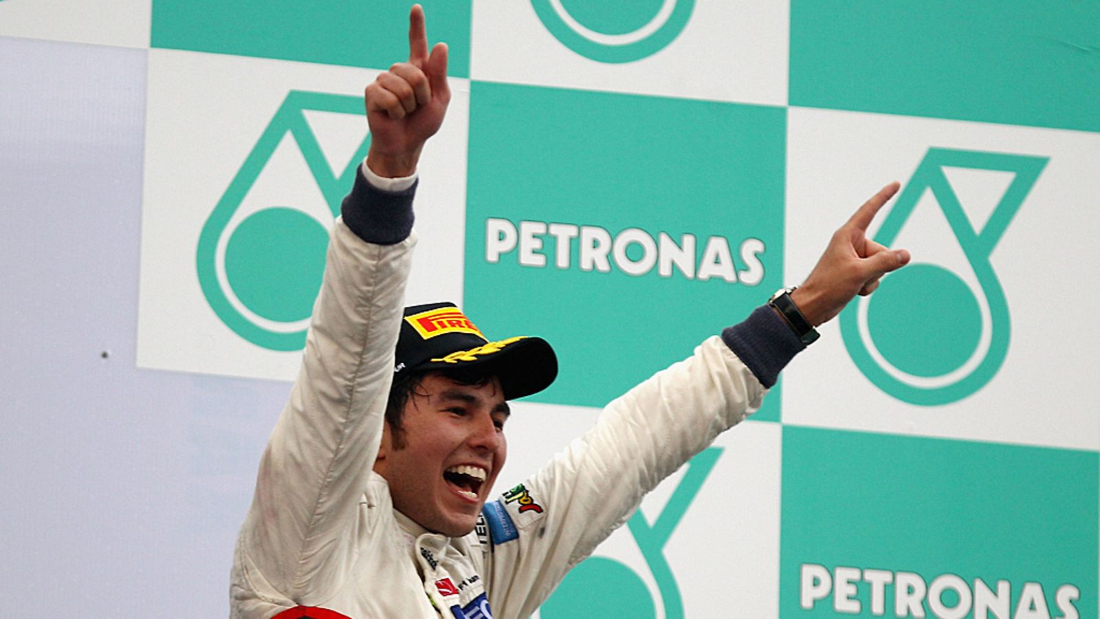 Sergio Perez Malesian GP:n palkintopallilla