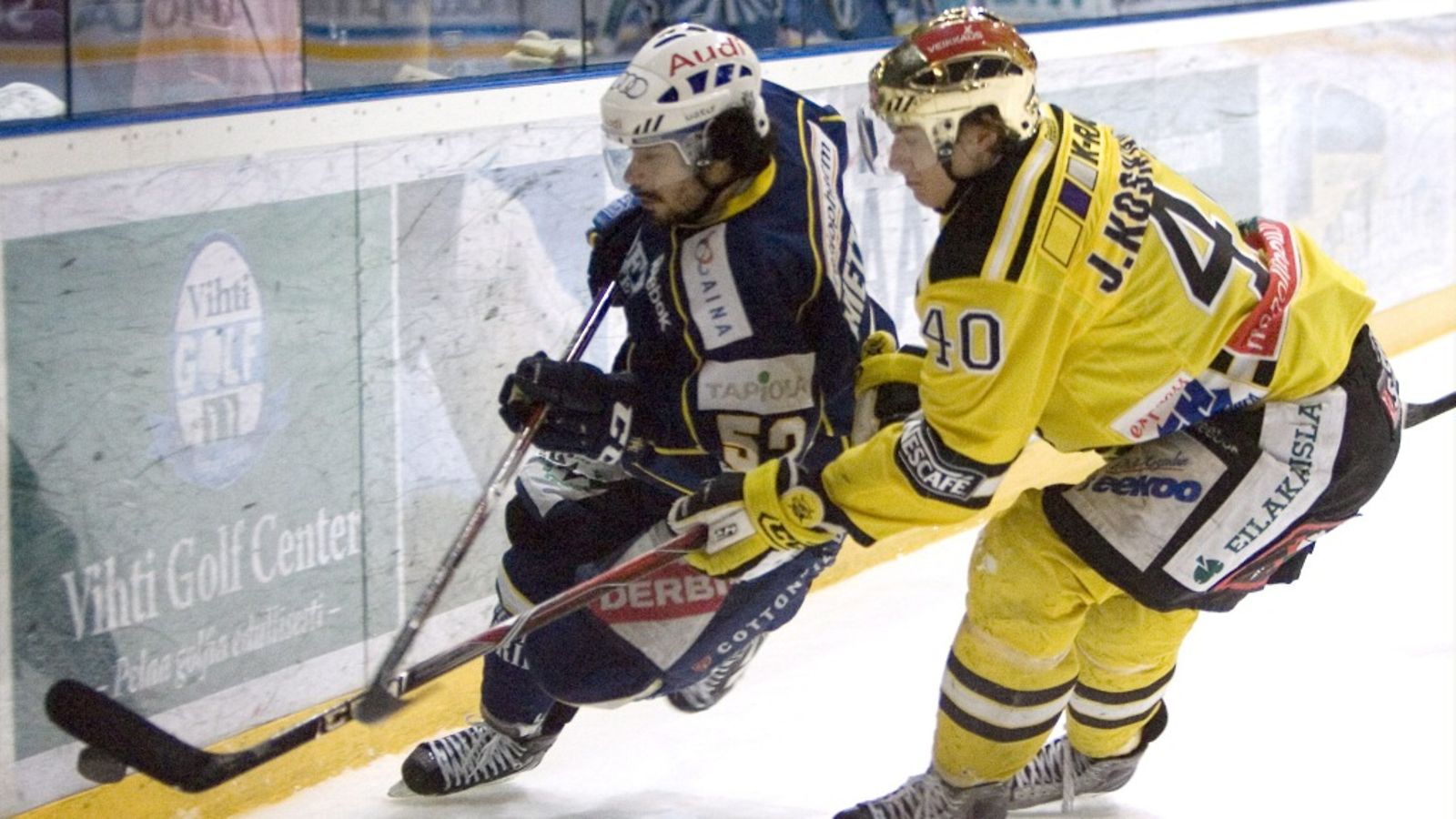 Bluesin Camilo Miettinen (52) ja SaiPan Jarno Koskiranta (oik) jääkiekon SM-liigan ottelussa Blues vs SaiPa Espoossa tiistaina 8. maaliskuuta 2011.