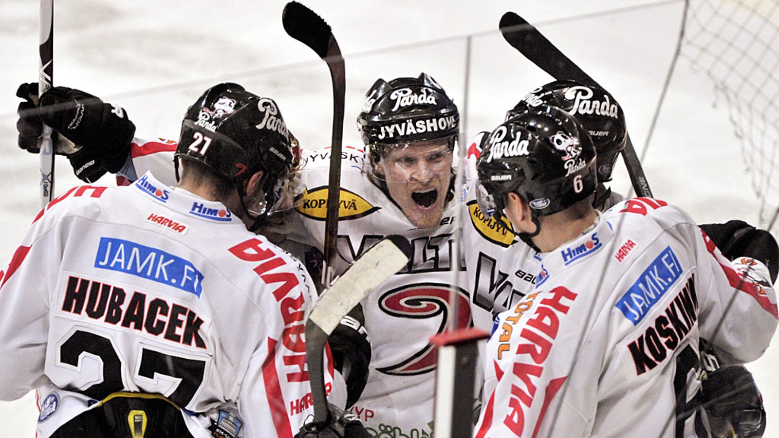 JYPin Jani Tuppurainen (kesk) , Petr Hubacek (vas) ja Kalle Koskinen (oik).