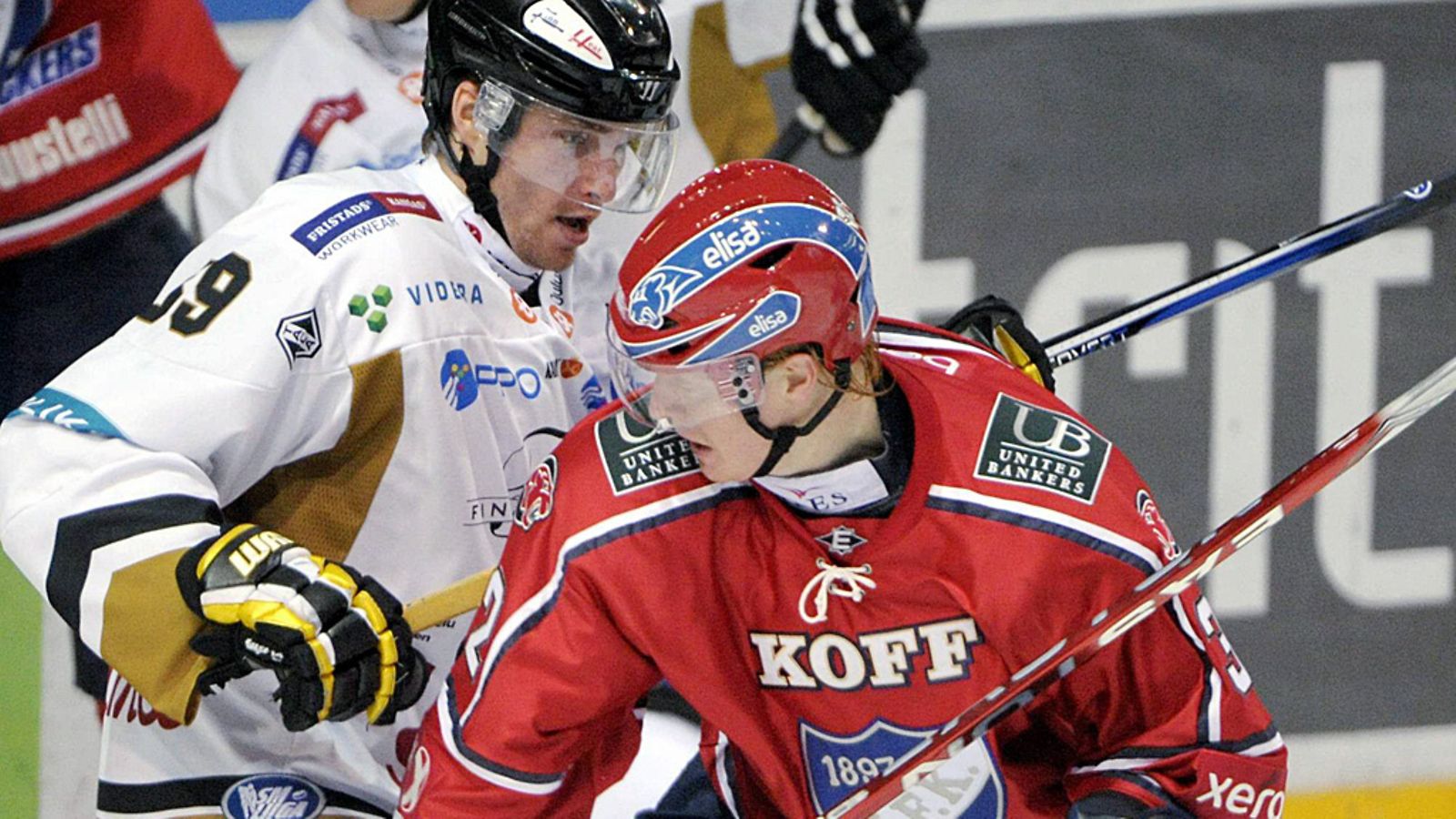 Kärppien Tomas Plihal vastaan HIFK:n Lennart Petrell.