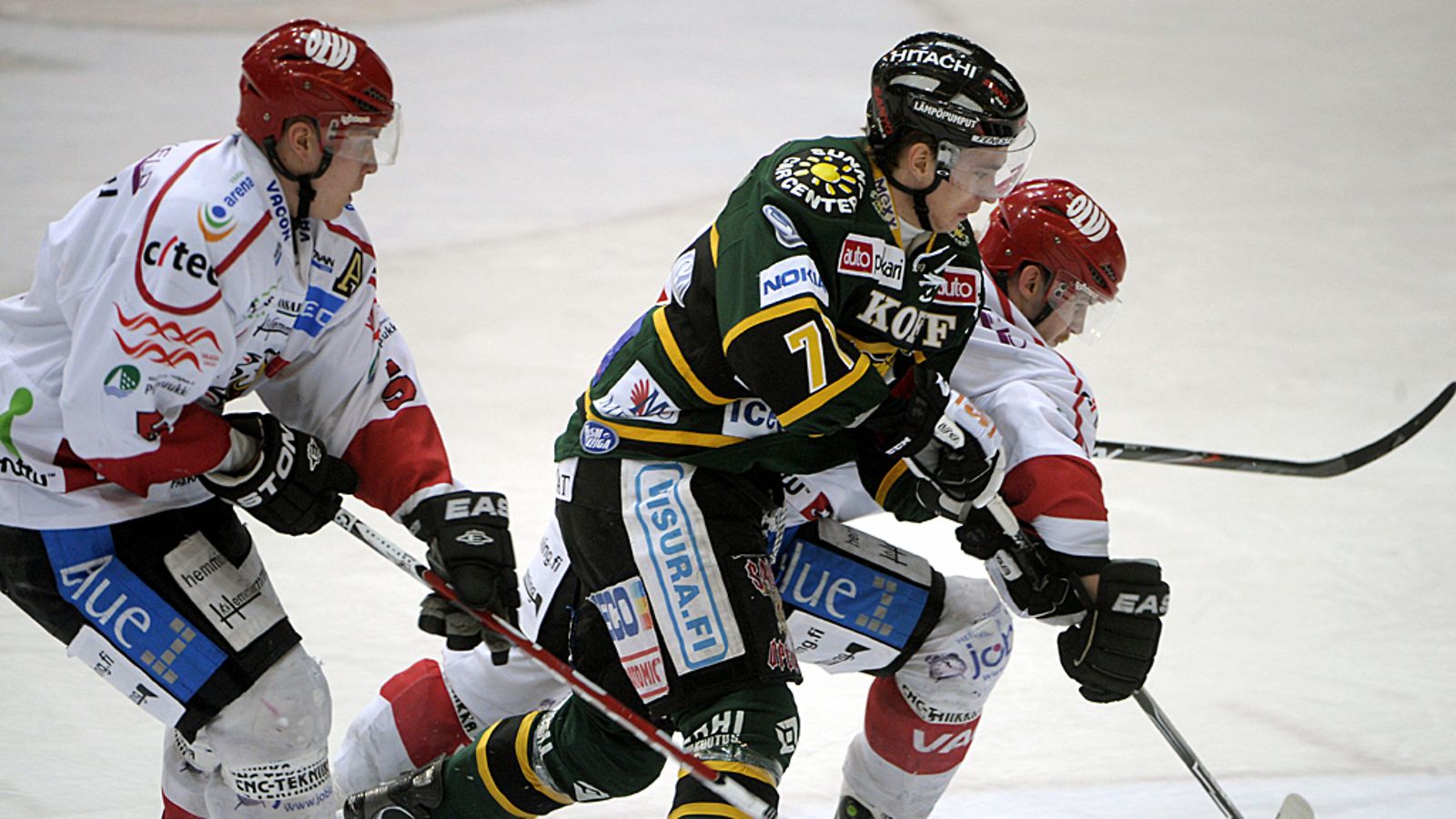 Sportin Eetu Heikkinen ja Markus Piispanen suitsivat Ilveksen Michael Kerästä.