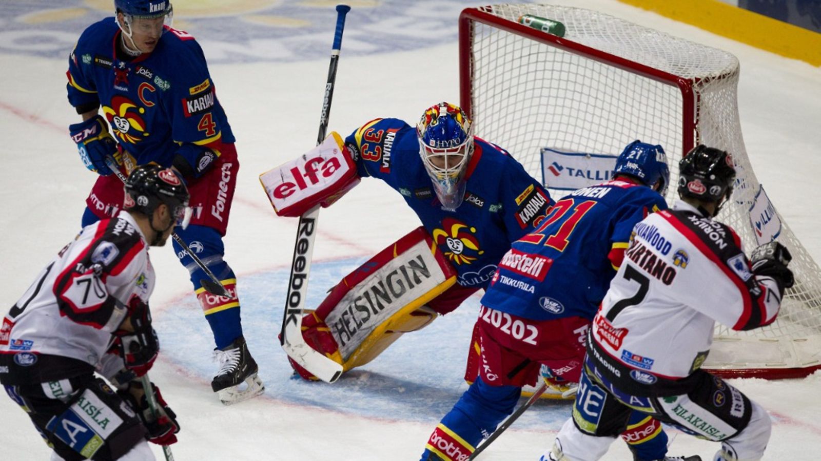 Jokereiden Ossi Väänänen (takana vas.) ja Teemu Eronen (2. oik.) yrittävät pitää Ässien Radek Smolenakin (vas.) ja Aki Uusikartanon pois maalivahti Frans Tuohimaan läheisyydestä jääkiekon SM-liigan ottelussa Jokerit - Ässät Helsingissä 16. marraskuuta 2011.