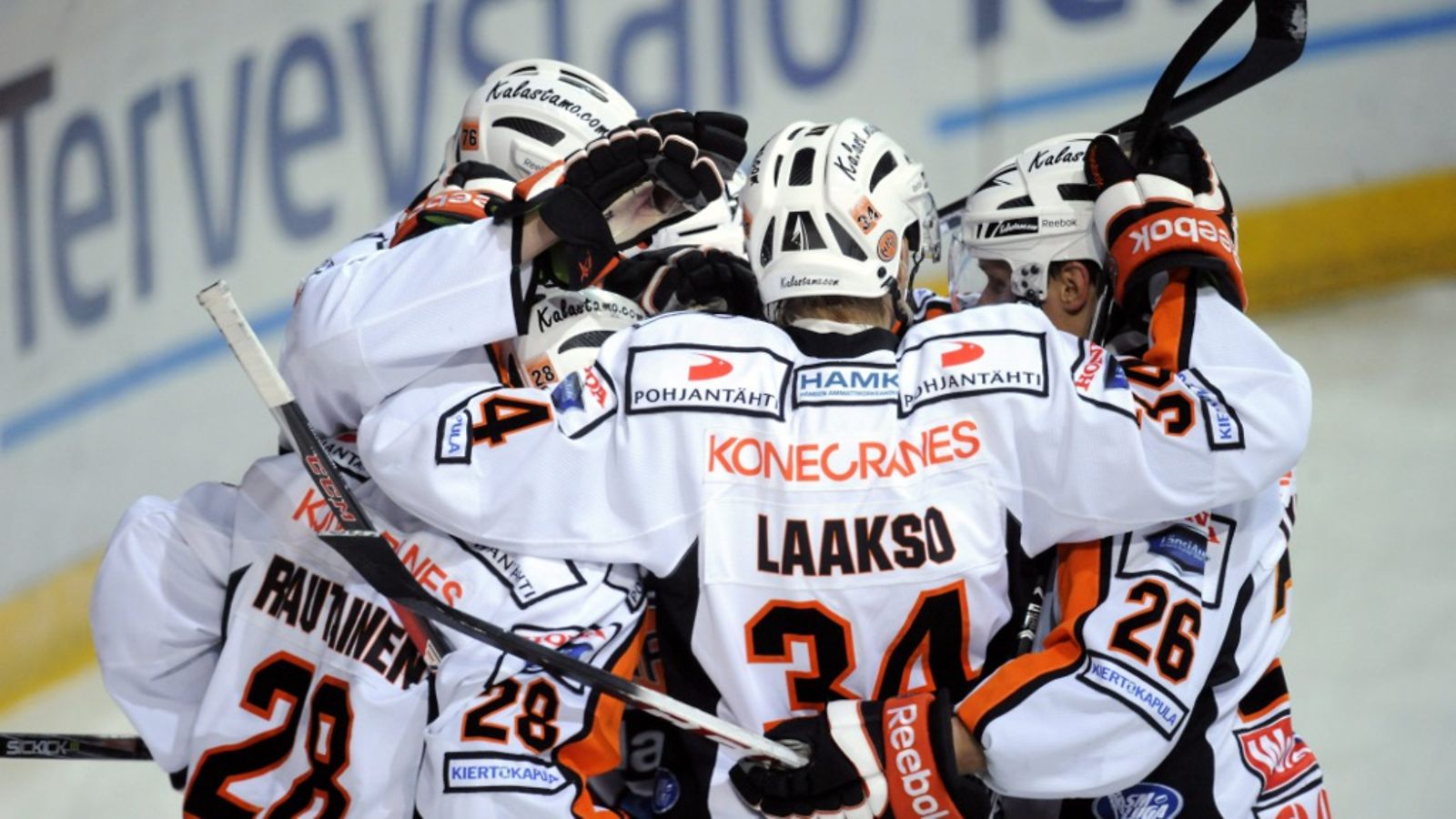 HPK:n pelaajat juhlivat maalia jääkiekon SM-liigan ottelussa Blues vs HPK 12. lokakuuta 2012.