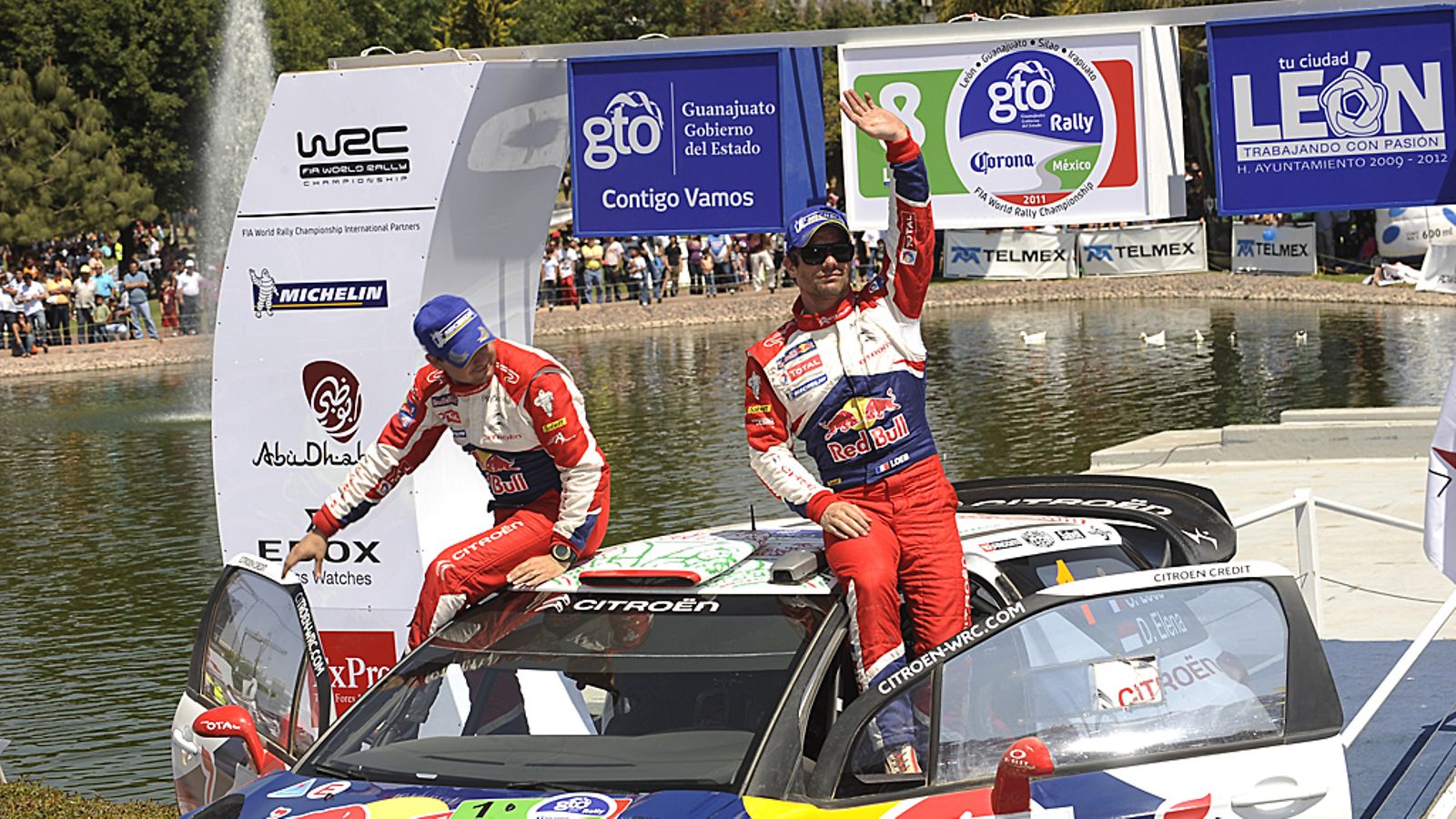 Sebastien Loeb juhli Meksikossa 2011.