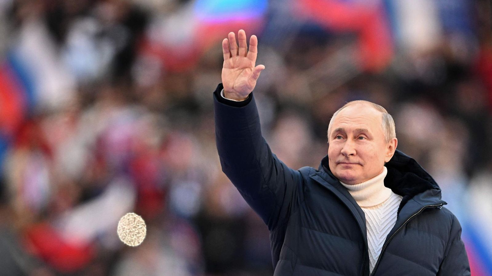 Vladimir Putin tervehtii yleisöä Moskovassa maaliskuussa 2022.