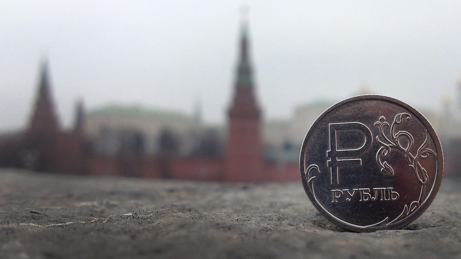 Ruplan kolikko Kremlin edessä.