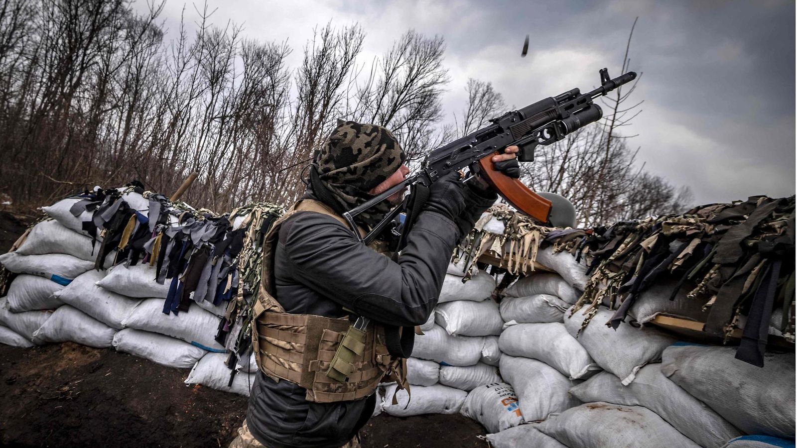 Ukrainalainen sotilas juoksuhaudassa maaliskuun lopulla.