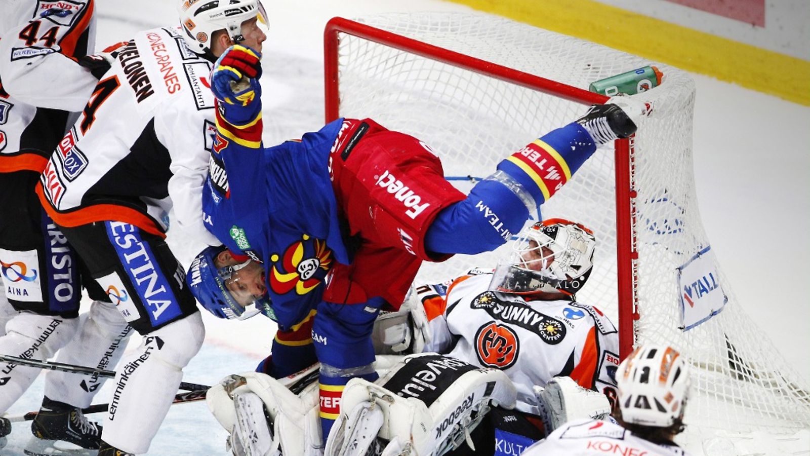 Jokereiden Jarkko Ruutu painii HPK:n maalivahti Mika Järvisen kanssa jääkiekon SM-liigan ottelussa Jokerit vastaan HPK Helsingissä perjantaina lauantaina 29. syyskuuta 2012.