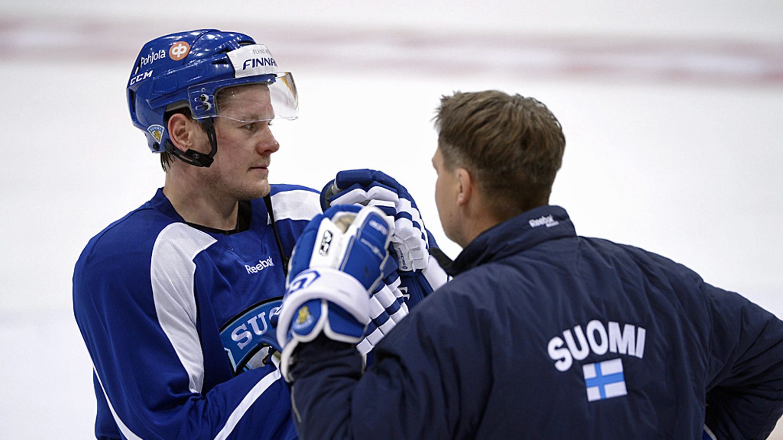 Petri Kontiola ja päävalmentaja Jukka Jalonen punoivat juoniaan eilisen harjoituksissa.