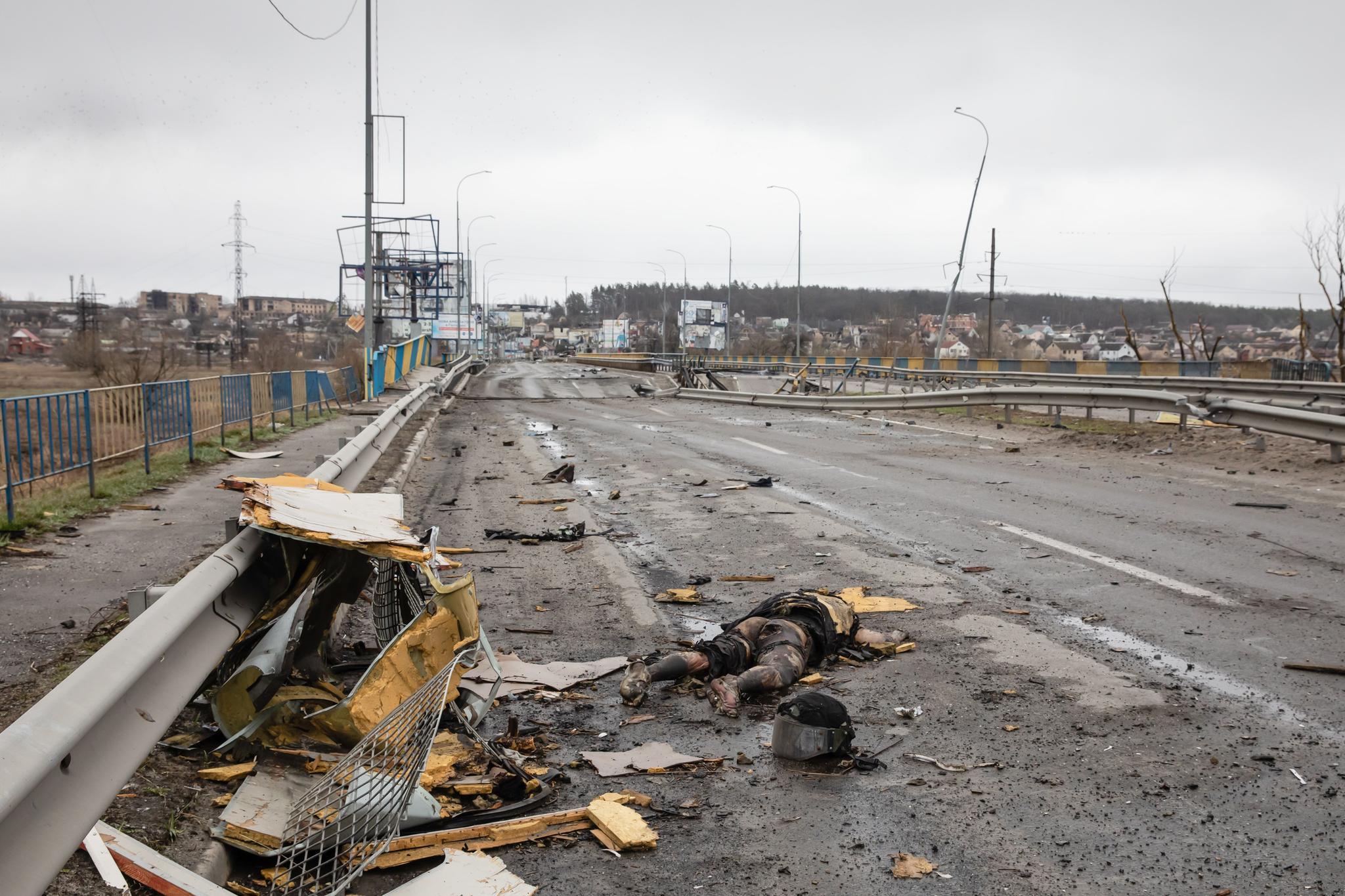 Kuollut ihminen Butshassa Ukrainassa huhtikuussa 2022.