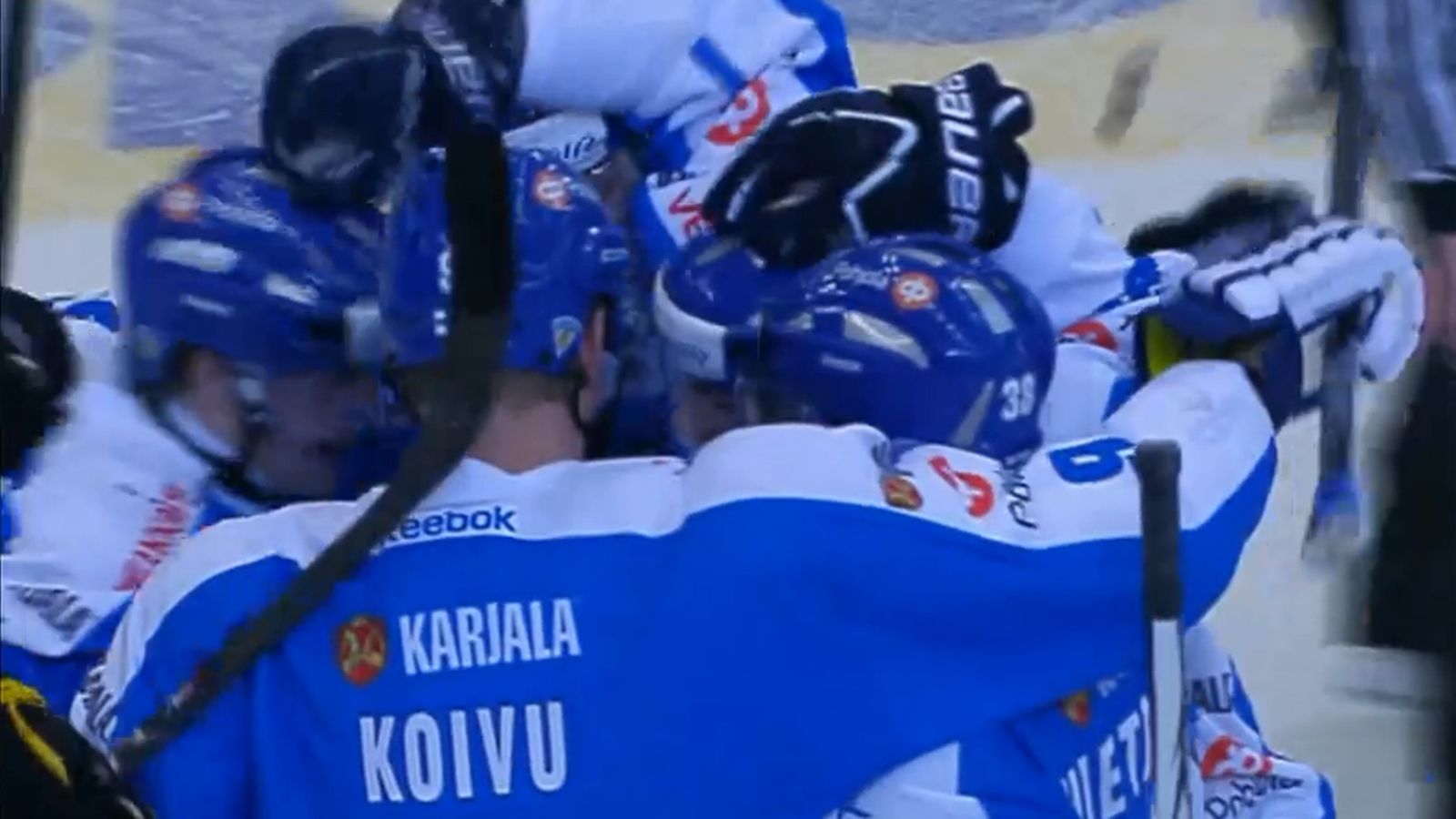 Leijonat juhlii 2-2-maalia