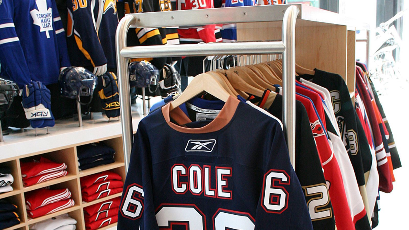 NHL-fanituotteet ovat vaihtuneet aikuisempaan shoppailuun.