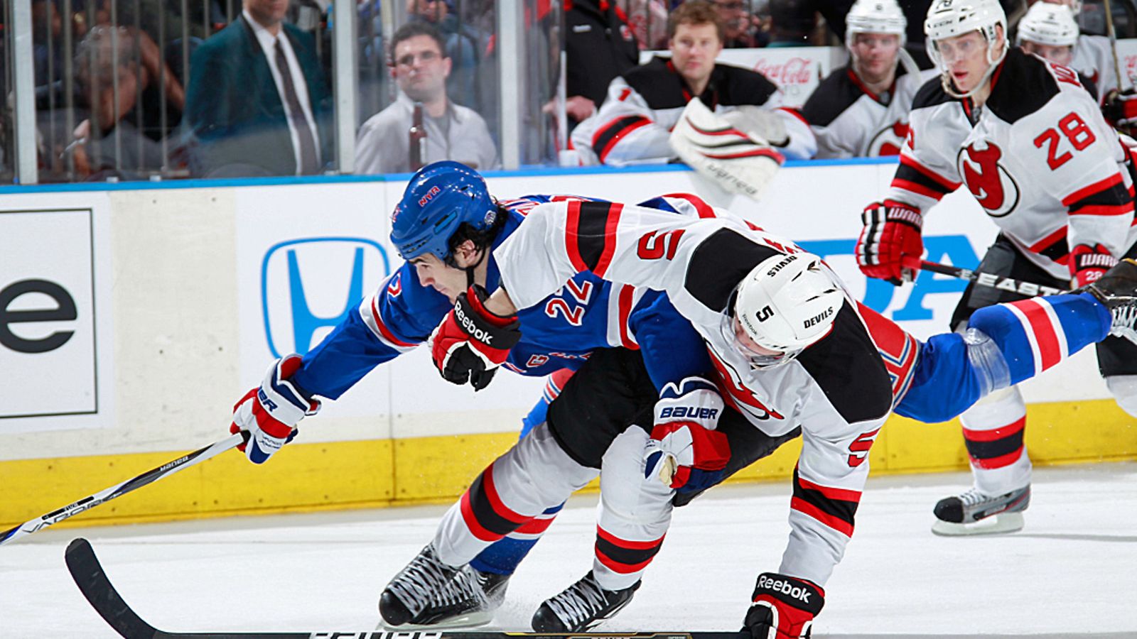 Brian Boyle ja Adam Larsson taistelevat kuumassa ottelussa.