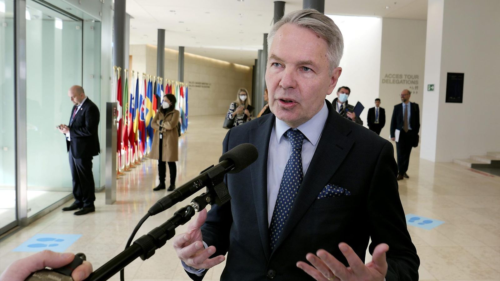 Pekka Haavisto puhumassa medialle Luxembergissa huhtikuussa 2022