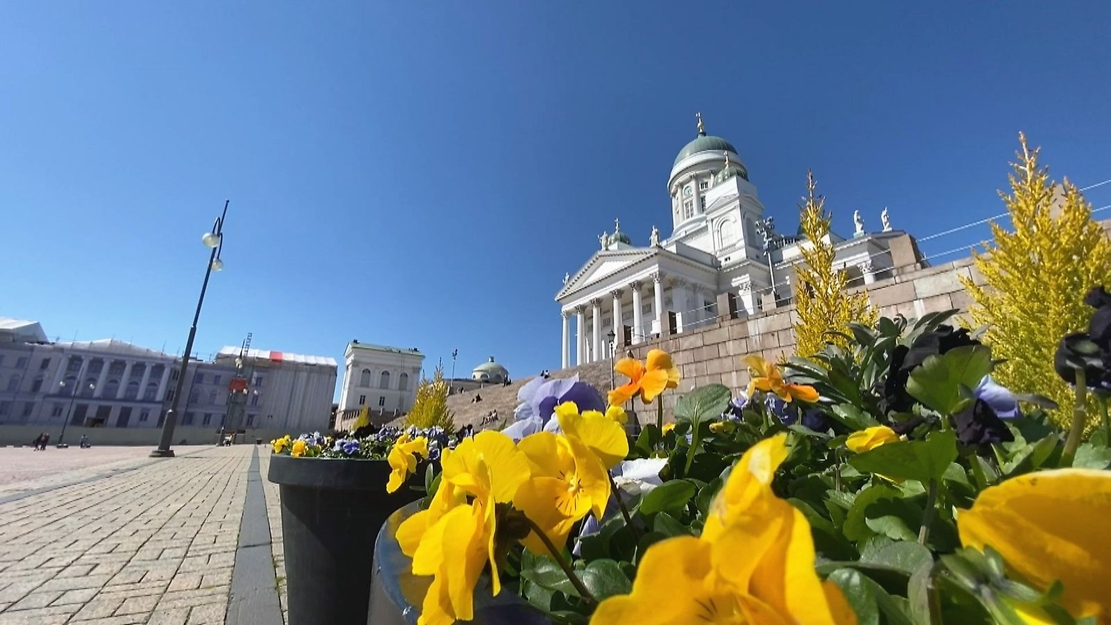 Helsingin Senaatintori keväällä.