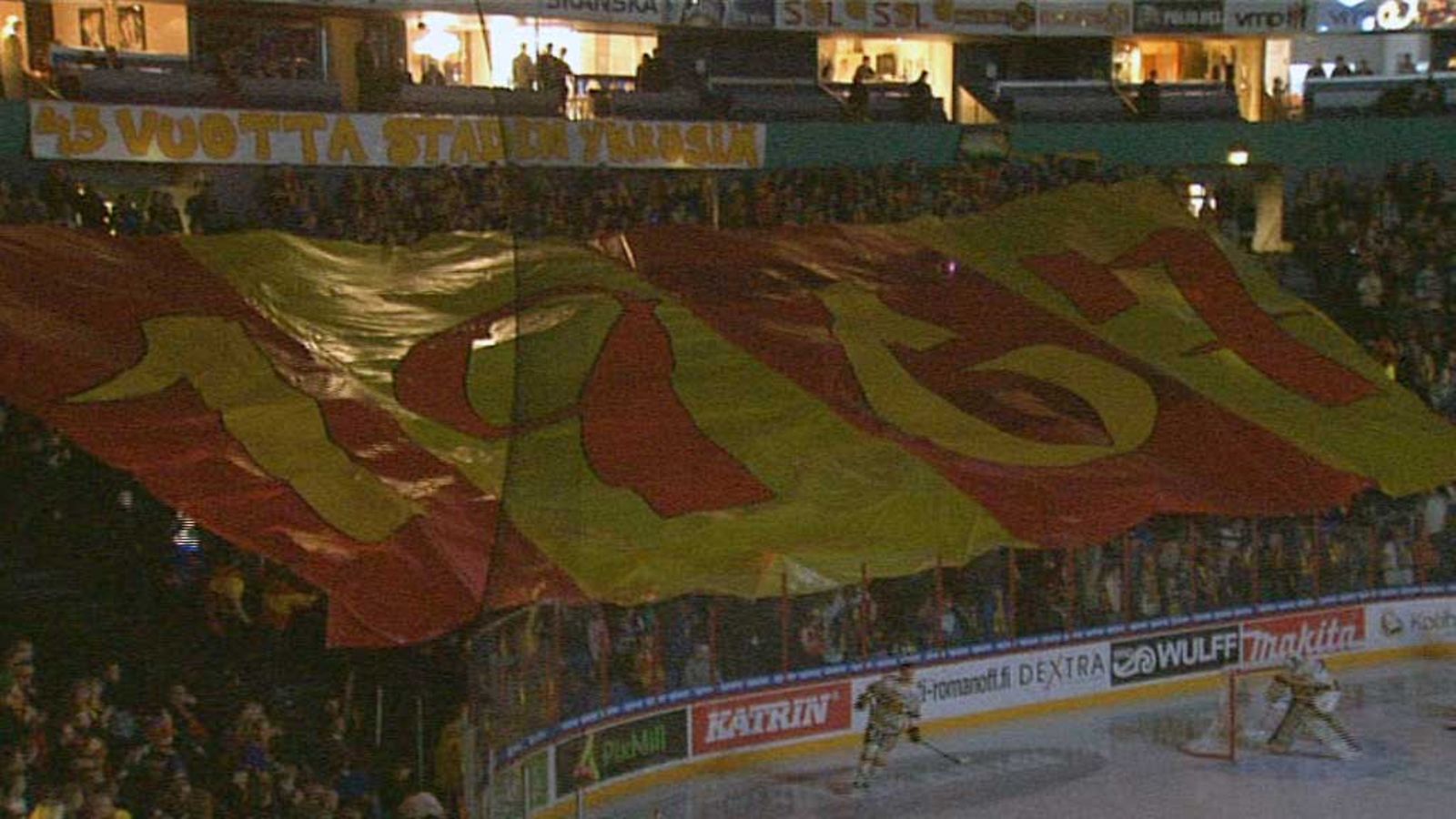 Jokeri-fanien tifo 45-vuotisottelussa.