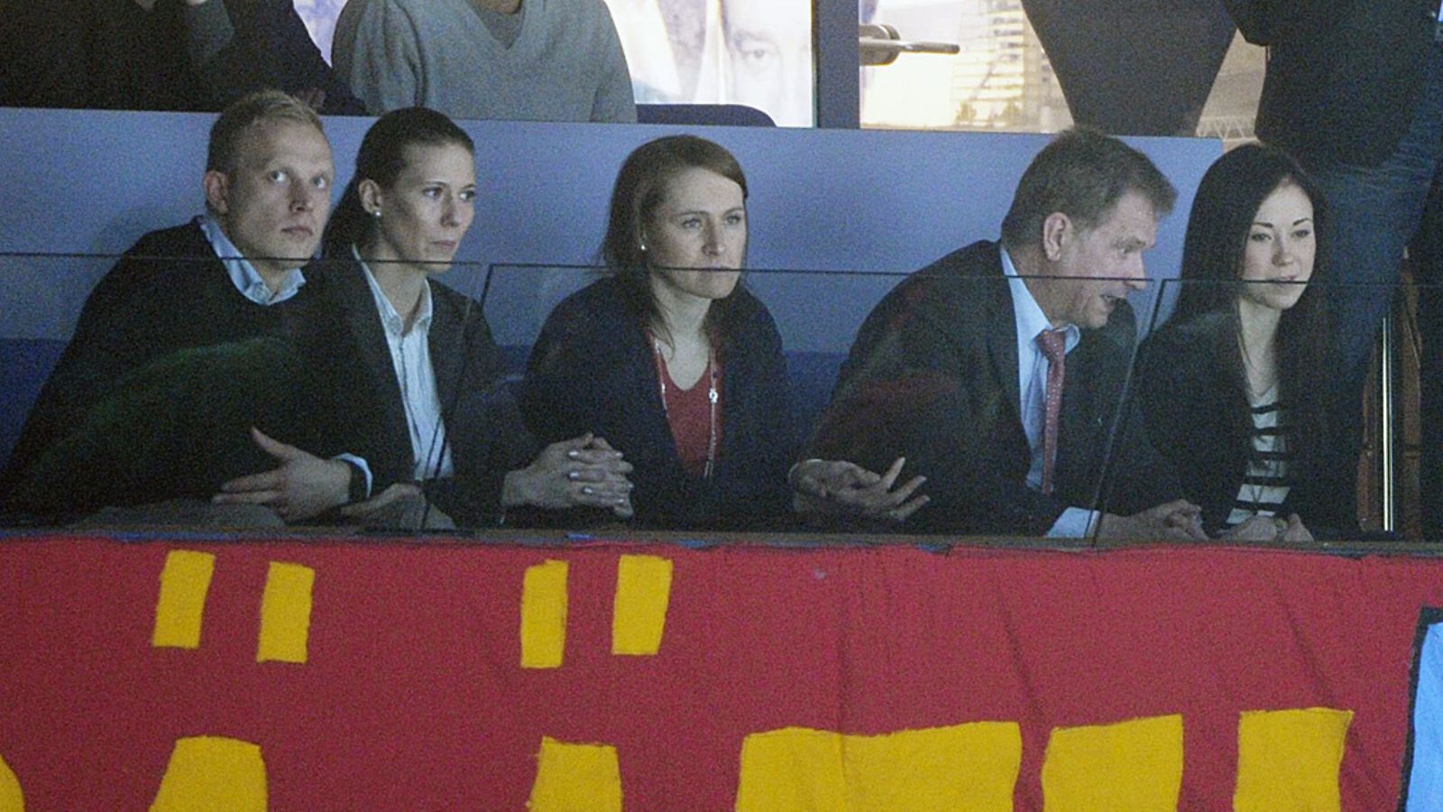Presidentti Sauli Niinistö seuraa ottelua Pekka Koskelan (vas.), Mikaela Ingbergin, Aino-Kaisa Saarisen ja Laura Lepistön kanssa.