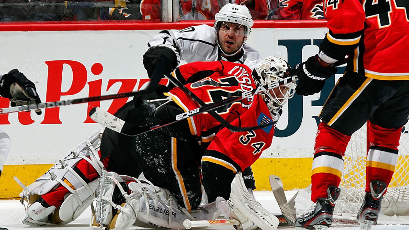 Miikka Kiprusoff taistelee Mike Richardsin kanssa.